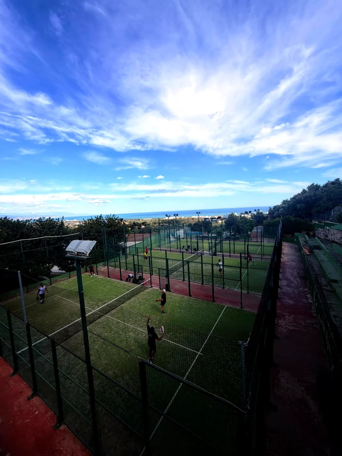Pistas de pádel de Ático Pádel con vistas a la Costa del Sol